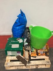 PALLET OF ASSORTED ITEMS TO INCLUDE EASY COMPOST, GREEN GARDEN BUCKETS, SPADES AND BROOMS, COPPER TAPE