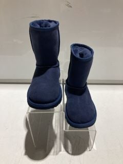 1 X UGG KIDS CLASSICS II NAVY UK 12 RRP £100