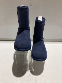 1 X UGG KIDS CLASSICS II NAVY UK 5 RRP £100