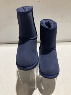 1 X UGG KIDS CLASSICS II NAVY UK 4 RRP £100