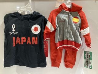 A QTY OF ASSORTED ITEMS TO INCLUDE POP GEAR MINECRAFT LIKE A BOSSSS BOYS T-SHIRT BLACK 12 - 13 YEARS, FIFA UNISEX BABY OFFICIAL FIFA WORLD CUP INFANT TRACKSUIT SPAIN 3 - 6 MONTHS