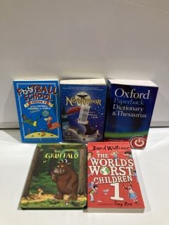 A QTY OF ASSORTED BOOKS TO INCLUDE NEVERMOOR THE TRIALS OF MORRIGAN CROW BY JESSICA TOWNSEND, THE GRUFFALO BY JULIA DONALDSON AND ALEX SCHEFFLER