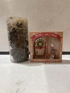 QTY OF ASSORTED CHRISTMAS ITEMS TO INCLUDE CHRISTMAS DOOR & WISHES JAR