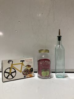 AN ASSORTMENT OF HOUSEHOLD ACCESSORIES TO INCLUDE TABLETOP PRIMA GLASS BOTTLE