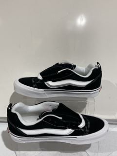 KNU SKOOL BLACK/TRUE WHITE SIZE 7