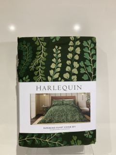 BOX OF ASSORTED BEDDING TO INCLUDE HARLEQUIN SUPERKING DUVET COVER SET GREEN FIG LEAF AND CLOVER