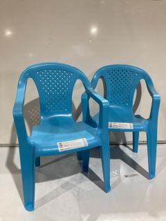 X 2 LIGHT BLUE CHILDREN OUTDOOR CHAIRS TO INCLUDE PLASTIC WHITE CHILD HIGHCHAIR