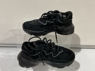 QTY OF KIDS SHOES TO INCLUDE VANS BLACK SIZE 13