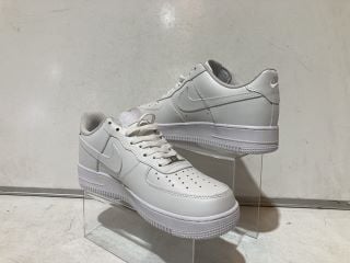 NIKE AIR FORCE 1S WHITE SIZE 8