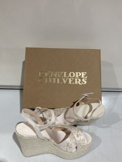 PENELOPE CHILVERS SANTORNI EMB IVORY WHIV SIZE 4 TOTAL RRP £159