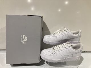 NIKE AIR FORCE 1 '07 TRIPLE WHITE TRAINERS SIZE 8.5