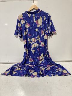 QTY OF WOMEN'S CLOTHING TO INCLUDE DU JOUS BLUE PATTERN DRESS