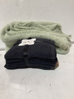 QTY OF BLANKETS TO INCLUDE TAN COLOUR COMFY BLANKET