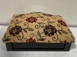 FOOTREST CUSHION WITH STORAGE INSIDE