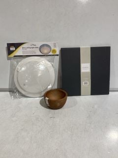 BOX OF ASSORTED ITEMS TO INCLUDE B&M SET OF TWO REVERSIBLE LEATHERETTE PLACEMATS