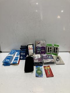 BOX OF ASSORTED ITEMS TO INCLUDE ANTI FROST WINDSCREEN COVERS AC1710 & VIBE IPHONE CAR CHARGER