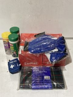 BOX OF ASSORTED ITEMS TO INCLUDE GELERT ACRYLIC PICNIC/TRAVEL RUG & AUTOCARE CHAMOIS MOP