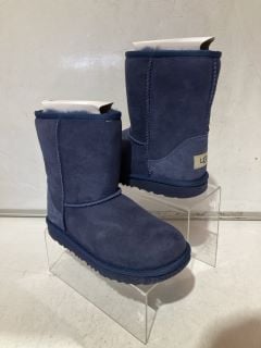 UGG KIDS CLASSIC II NVY BLNV SIZE 2 RRP £125