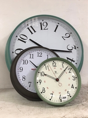 3 X ASSORTED CLOCKS TO INCLUDE FAVERSHAM BATTERY POWERED CLOCK IN WHITE / PALE GREEN