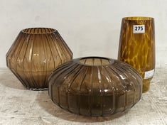 3 X ASSORTED VASES TO INCLUDE DARK BROWN TORTOISE SHELL DESIGN VASE (COLLECTION ONLY)