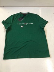 TOMMY HILFIGER MEN'S SLIM FIT T-SHIRT IN DARK GREEN SIZE 3XL TO INCLUDE TOMMY HILFIGER TIPPED COLLAR T-SHIRT - DESERT SKY SIZE XXL