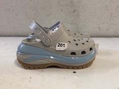 CROCS MEGA CRUSH TONAL CLOG - GREY/BLUE - SIZE M4/W5