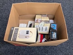 BOX OF ASSORTED ITEMS TO INCLUDE RETRO MINI RADIO SPEAKER. (WITH BOX) [JPTC70796]