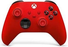 MICROSOFT 3 X ASSORTED ITEMS TO INCLUDE XBOX ONE CONTROLLER GAMING ACCESSORY IN RED. (WITH BOX) [JPTC70768]