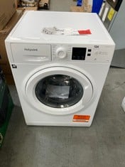 HOTPOINT FREESTANDING WASHING MACHINE IN WHITE - MODEL NO. NSWM1045CWUKN - RRP £349 (ZONE 2)