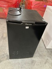 FRIDGEMASTER UNDER COUNTER FRIDGE IN BLACK - MODEL NO. MUL49102MB - RRP £100 (ZONE 2)