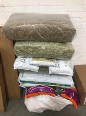 QTY OF ASSORTED ITEMS TO INCLUDE BAG OF STRULCH STRAW MULCH (ZONE 4) (KERBSIDE PALLET DELIVERY)