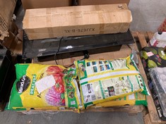 PALLET OF ASSORTED ITEMS TO INCLUDE 4 X MIRACLE-GRO PEAT FREE ALL PURPOSE COMPOST (ZONE 5) (KERBSIDE PALLET DELIVERY)