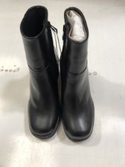 2X ASSORTED SHOES TO INCLUDE BLACK BOOTS SIZE 3.5.