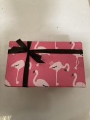 16 X BATH BOMB GIFT SET TO INCLUDE BLUE WATERS BATH CREAMER AND FLAMINGO STAR BATH BLASTER.