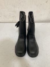 2 X ASSORTED FOOTWEAR TO INCLUDE BLACKROCK BOOTS SIZE 9.