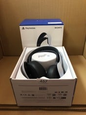 PLAYSTATION PULSE ELITE™ WIRELESS HEADSET AI-ENHANCED NOISE REJECTION, WHITE, PACK OF 1.: LOCATION - D