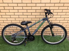 APOLLO SWITCH JUNIOR MOUNTAIN BIKE, 15” FRAME, 24” WHEELS, 18 SPEED GRIP SHIFT GEARS: LOCATION - MIDDLE FLOOR(COLLECTION OR OPTIONAL DELIVERY AVAILABLE)