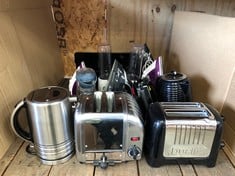 QUANTITY OF ASSORTED KITCHEN ITEMS TO INCLUDE DUALIT SILVER TOASTER: LOCATION - LEFT RACK(COLLECTION OR OPTIONAL DELIVERY AVAILABLE)