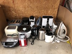 QUANTITY OF ASSORTED KITCHEN ITEMS TO INCLUDE SALTER TOASTIE MAKER: LOCATION - LEFT RACK(COLLECTION OR OPTIONAL DELIVERY AVAILABLE)