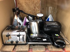 QUANTITY OF ASSORTED KITCHEN ITEMS TO INCLUDE 4 SLICE TOASTER: LOCATION - LEFT RACK(COLLECTION OR OPTIONAL DELIVERY AVAILABLE)