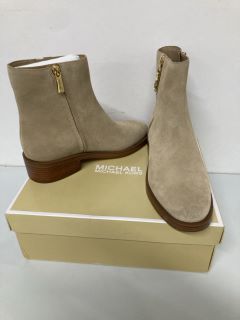 MICHAEL KORS REGAN FLAT CAMEL SUEDE BOOTS - SIZE: 8.5 - RRP.£108 (682720)