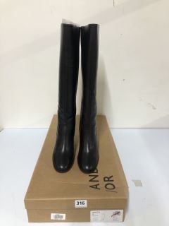 JOHN LEWIS SANTA BLACK BOOTS - SIZE 5 (682165)