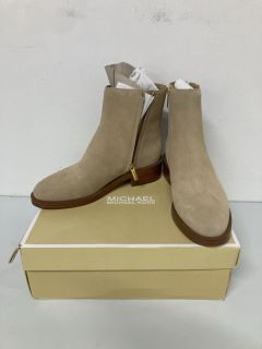 MICHAEL KORS REGAN FLAT CAMEL SUEDE BOOTS - SIZE: 7.5 - RRP.£108 (682720)