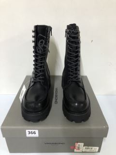 VAGABOND COSMO 2.0 BLACK LACE UP BOOTS - SIZE 4 (682157)