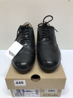 CLARKS HAMBLE OAK BLACK LEATHER SHOES - SIZE 7 (655160)