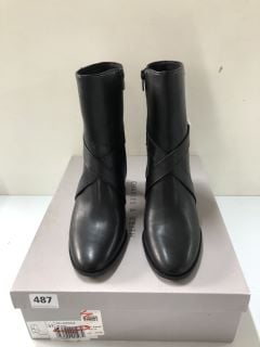 CHARLES & KEITH BLACK BOOTS - SIZE 4 (681456)