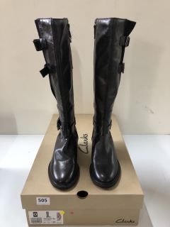 CLARKS COLOGNE UP BLACK LEATHER BOOTS - SIZE 4 (655352)