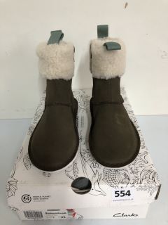 CLARKS BANBROOK WARM CHILDREN'S WALNUT SUEDE BOOTS - SIZE 11 (611302)