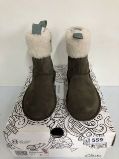 CLARKS BANBROOK WARM CHILDREN'S WALNUT SUEDE BOOTS - SIZE 12.5 (611302)