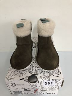 CLARKS BANBROOK WARM CHILDREN'S WALNUT SUEDE BOOTS - SIZE 5.5 (611302)